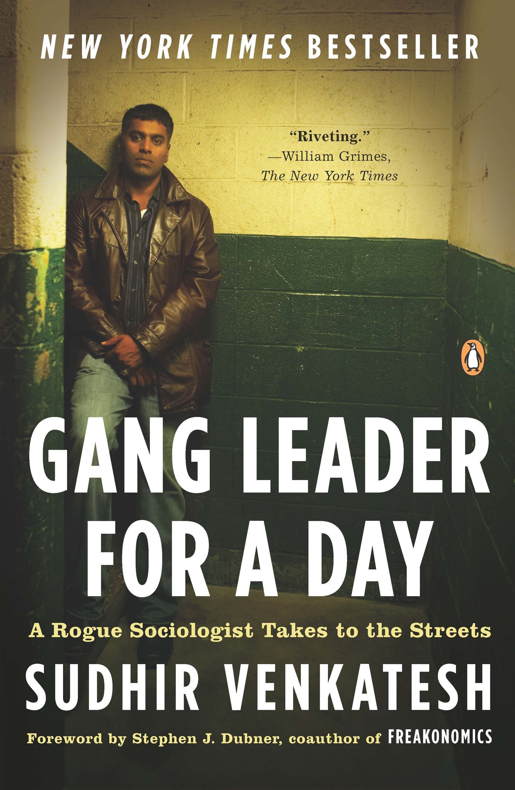 Gang Leader for a Day: A Rogue Sociologist Takes to the Street cover